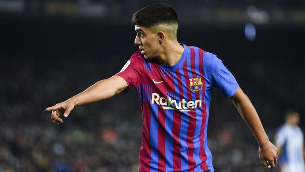 شقيق تشافي ومساعده في برشلونة: "أخوماش يُجيد اللعب واحد ضد واحد وهو لاعب يستحق الفرصة"