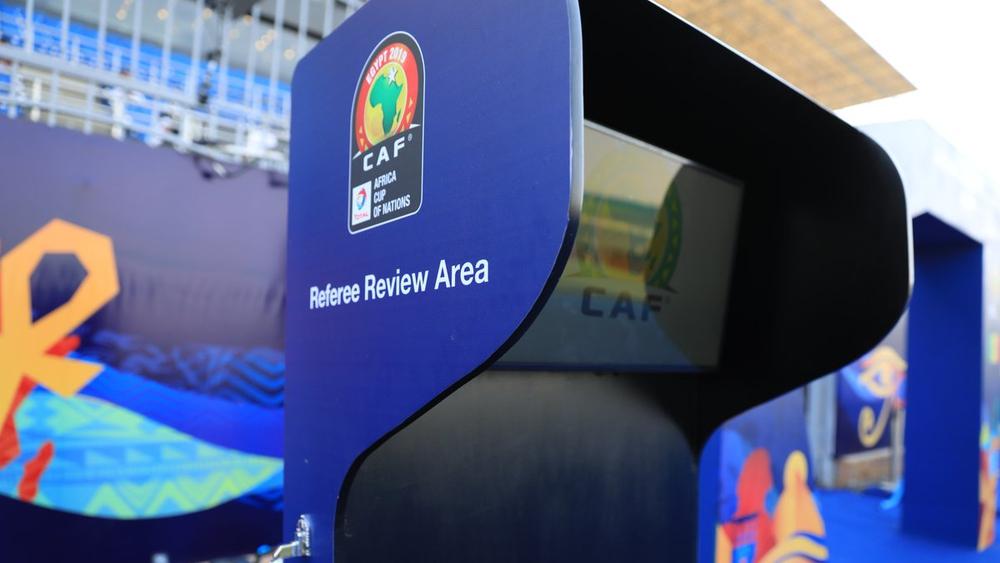 "الكاف" يدرس إمكانية الاعتماد على تقنية "الفار" في مباريات "الدور الفاصل" ويبدي تخوفه من استحالة تطبيقها في بعض الملاعب الأفريقية