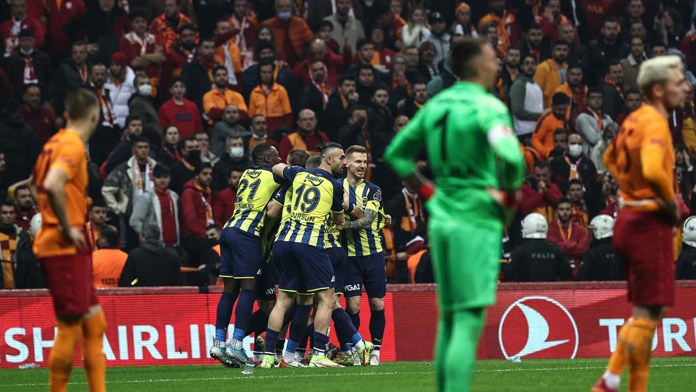 Son équipe marque à la 94e minute, il meurt d’une crise cardiaque