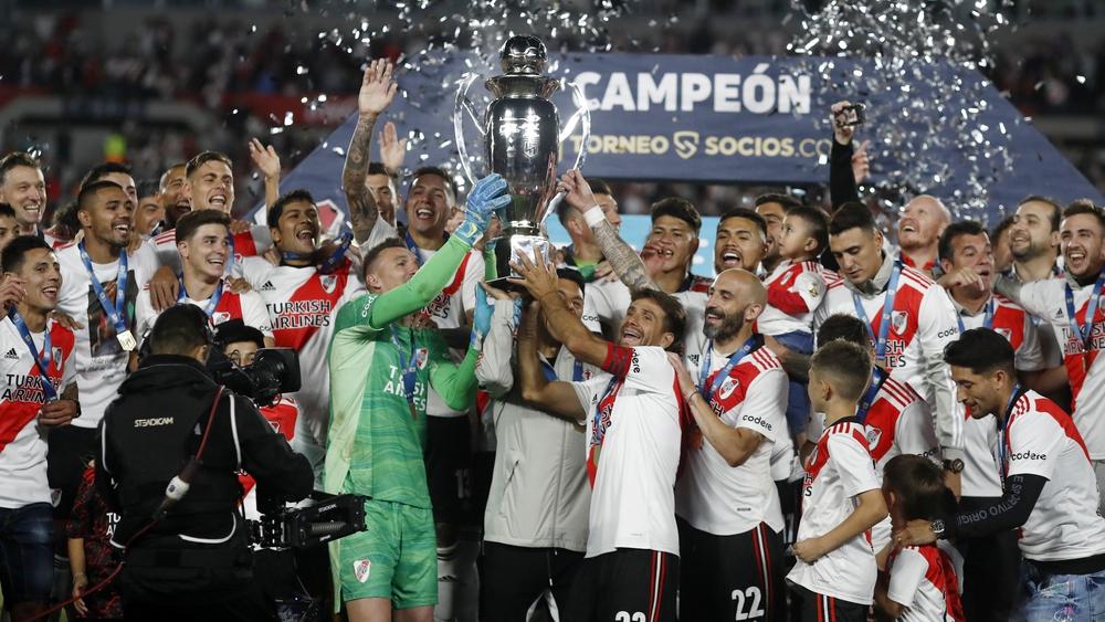 ريفر بليت يهزم راسينغ كلوب برباعية نظيفة ويُتوج بطلًا للدوري الأرجنتيني