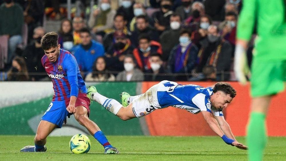 تشكيلة برشلونة في مواجهة فياريال.. تشافي يدفع بالزلزولي منذ البداية ويضع أخوماش على مقاعد الاحتياط