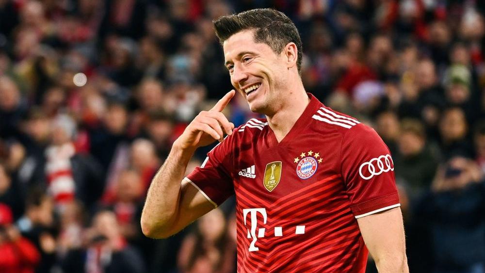 حفل "الكرة الذهبية"/ البولندي ليفاندوفسكي يتوج بجائزة "أفضل مهاجم"