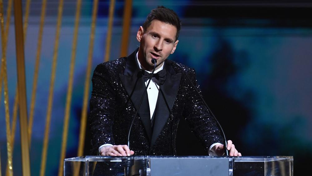 ميسي لليفاندوفسكي بعد الفوز بالكرة الذهبية: "أتمنى أن تمنحك فرانس فوتبول جائزة العام الماضي"