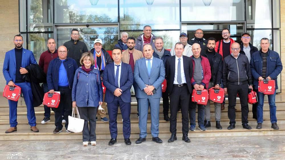 الجامعة تنظم دورة تكوينية لفائدة الأطر الطبية لأندية القسم الأول وتسلمهم أجهزة حديثة لـ"صدمات القلب"