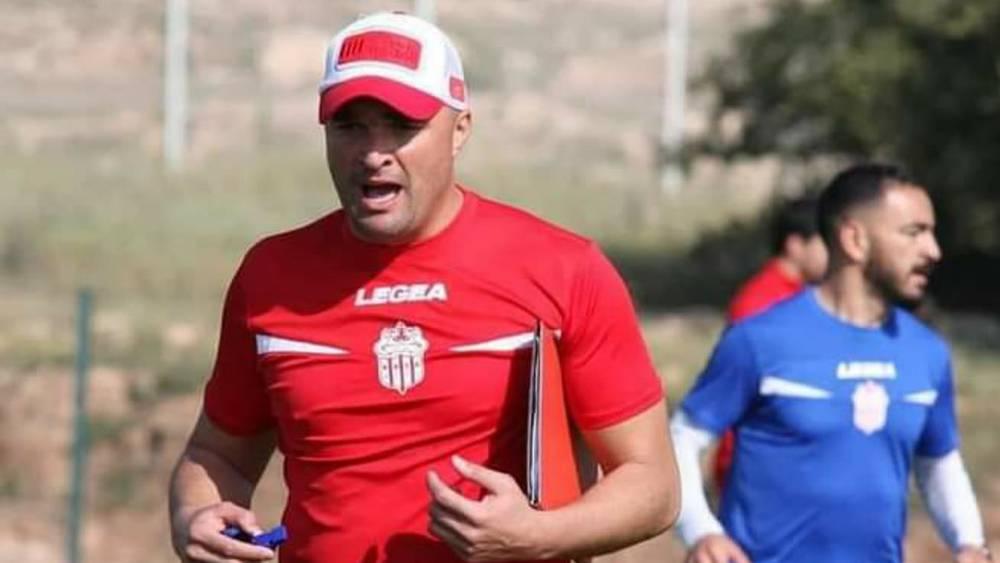 رضا حكم يودع لاعبي حسنية أكادير بعد وصول وثيقة فسخ عقده من لندن