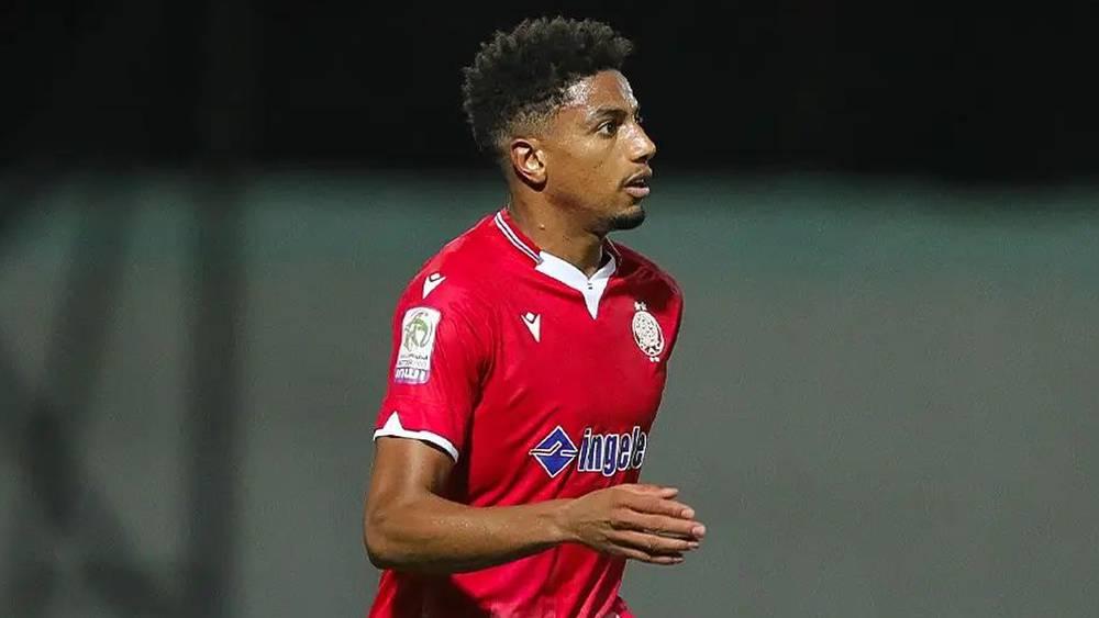 فحوصات طبية للعملود لتشخيص إصابته مع المنتخب ومدة غيابه.. اللاعب اضطر للاستعانة بـ"العكاكيز الطبية" في رحلة العودة إلى المغرب