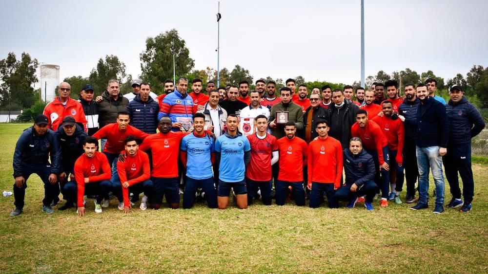 قبل مباراة اتحاد طنجة.. التفاف فاعلين اقتصاديين حول أولمبيك آسفي بدعمٍ مادي وزيارة للاعبين