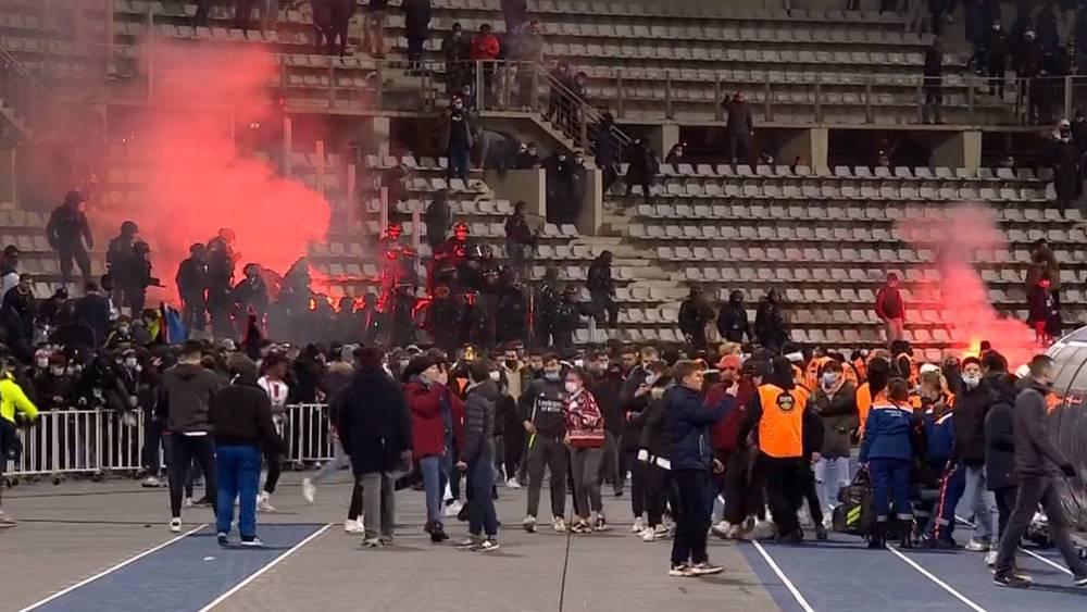 رسميا/ مباراة باريس إف سي وليون "لن تستكمل" بسبب شغب الجماهير