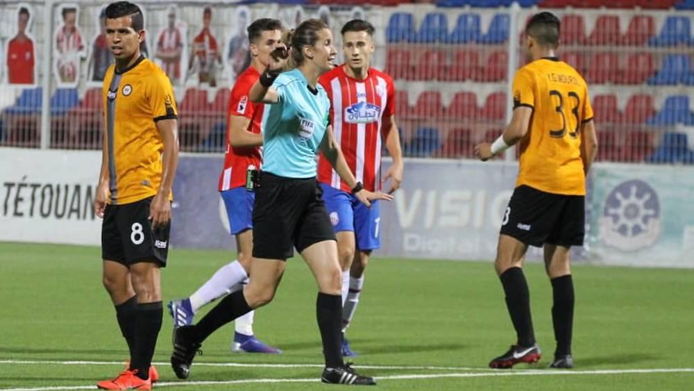 الحكمة المغربية كربوبي.. أول سيدة تقود غرفة "الفار" في بطولة أمم أفريقيا "للرجال"