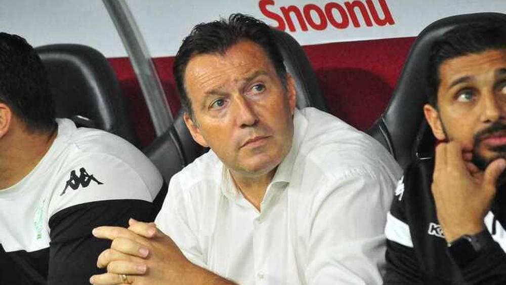 رجاويون: "شيء مؤسف أن نرى فريقنا يعتمد أسلوبا دفاعيا لا وجود له في قاموس تاريخنا"