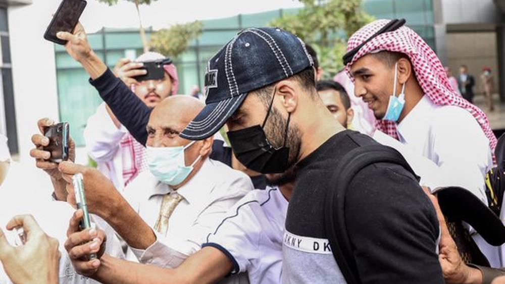 حمد الله يصل إلى جدة وجماهير الاتحاد تخصّه باستقبال كبير