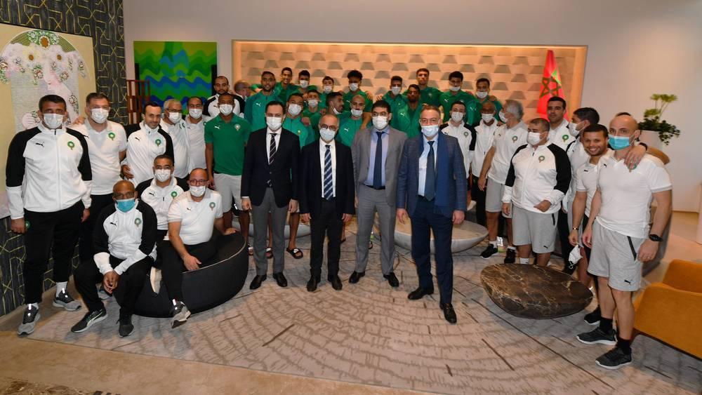 وفد وزاري في زيارة تشجيعية وتحفيزية للمنتخب الوطني قبل "الكان"