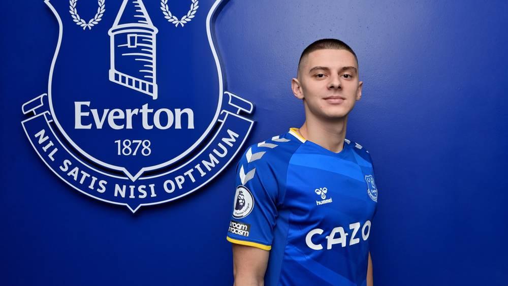 إيفرتون يتعاقد مع المدافع الأوكراني "ميكولينكو"