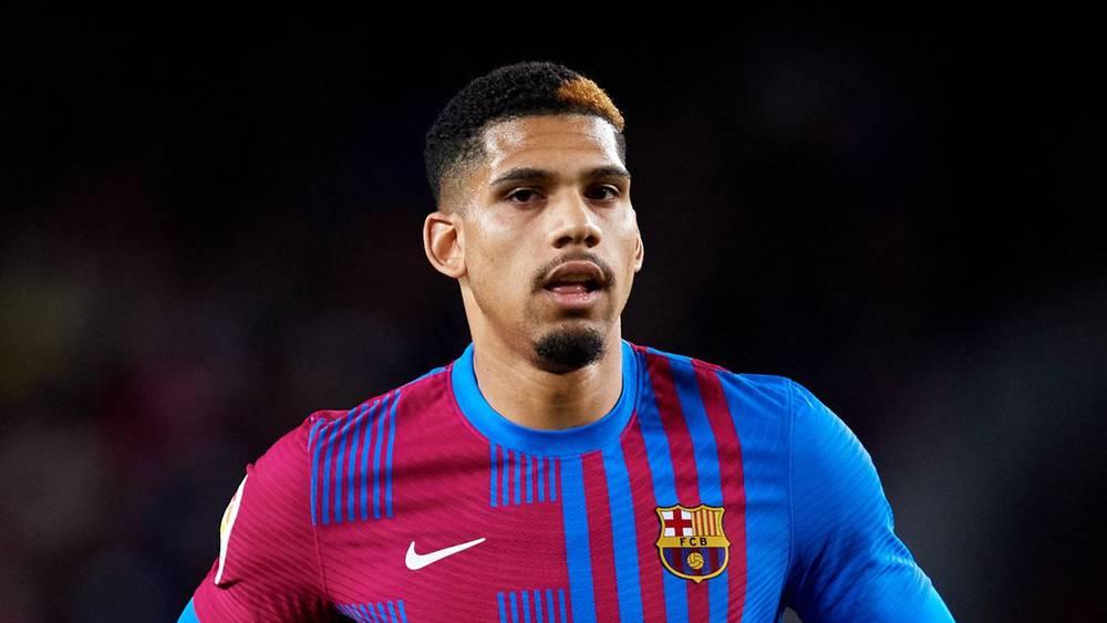 برشلونة يعلن خضوع مدافعه "أراوخو" لعملية جراحية في يده