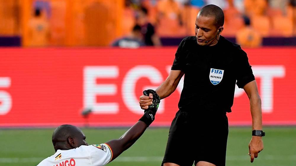 رضوان جيد كحكم وسط و4 مغاربة في قائمة المساعدين و3 في "الفار".. "الكاف" يكشف عن "اللائحة النهائية" لحكام الـ"كان"