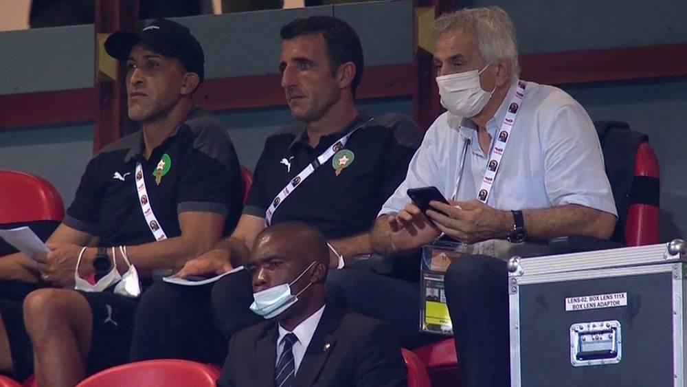 خليلوزيتش ومساعداه جيلي وحجي يتابعان مباراة جزر القمر والغابون من المدرجات