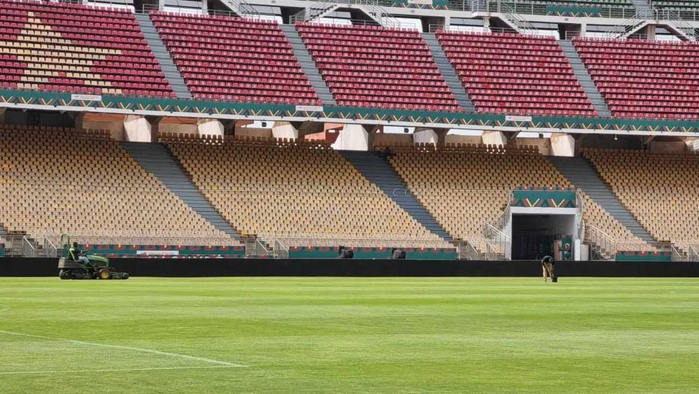 بعد تهاطل الأمطار.. اللجنة المنظمة تقص عُشب ملعب "أهيدجو" قبل احتضانه مباراة المغرب والغابون