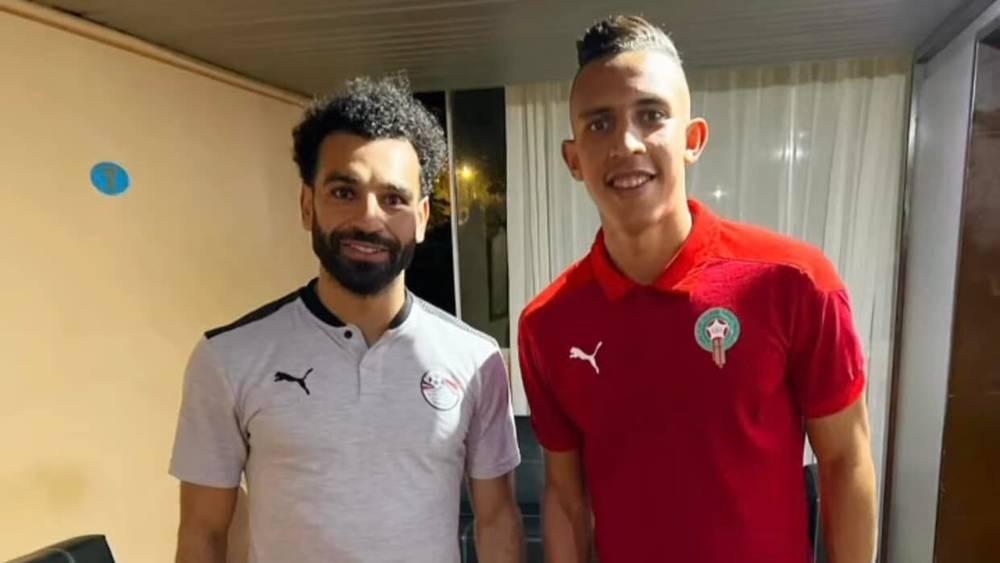 رحيمي ينشر صورة "تذكارية" رفقة المصري محمد صلاح من مقر إقامة المنتخب الوطني في الكاميرون