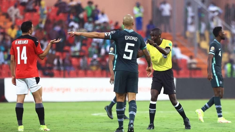 الغامبي غاساما حكماً لمباراة الجزائر والكوت ديفوار والتونسي قيراط في "غرفة الفار"