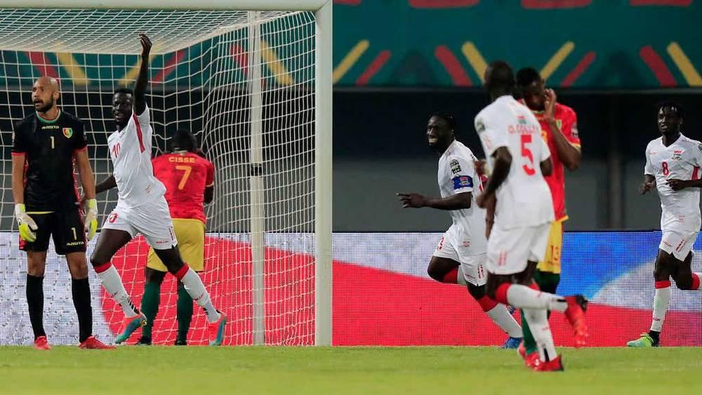 منتخب غامبيا صاحب "المشاركة الأولى" يواصل مفاجآته بإسقاطه غينيا بهدف نظيف وبلوغه ربع نهائي "الكان"