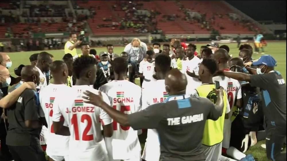 لاعبو غامبيا يتلون "الفاتحة" ابتهاجًا بالتأهل التاريخي إلى ربع نهائي الـ"كان"