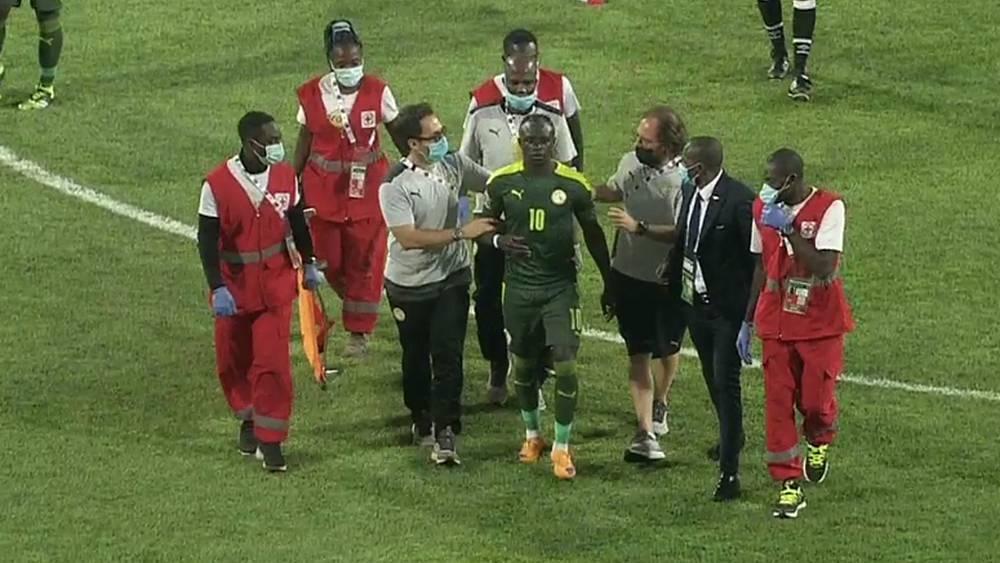 حارس مرمى الرأس الأخضر يُنقل للمستشفى بعد اصطدامه بماني ونجم ليفربول يفقد الوعي بعد تسجيله الهدف!