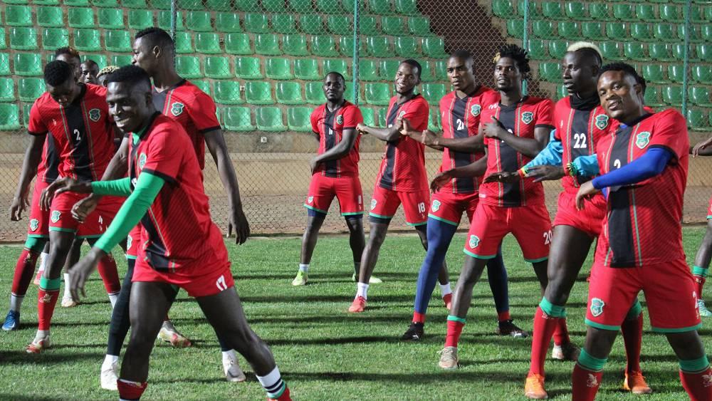 رقصات وأهازيج تقليدية.. لاعبو مالاوي يخطفون الأنظار في ملعب "أحمدو أهيدجو" قبل مواجهة المغرب