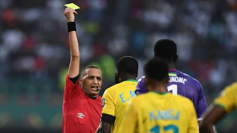 طاقم تحكيمي مغربي يتقدّمه رضوان جيد يُدير مباراة الترتيب بين الكاميرون وبوركينا فاسو