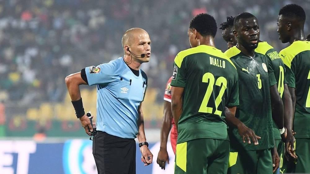 "الكاف" يختار الحكم الجنوب أفريقي "فيكتور غوميز" لقيادة نهائي "كان 2021" بين السنغال ومصر