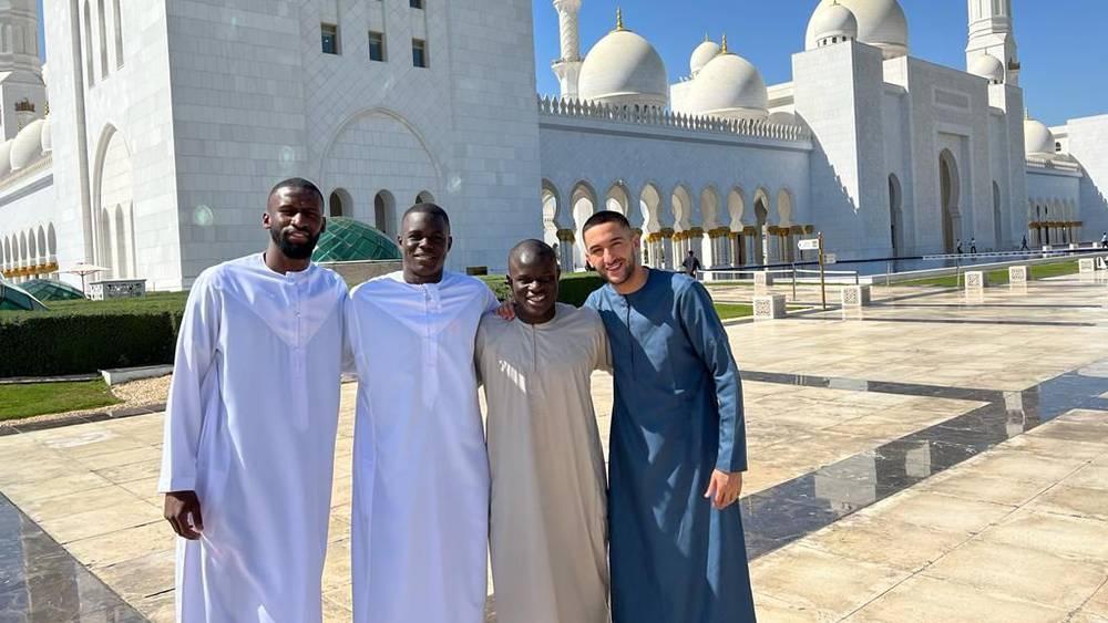 قبل لقاء بالميراس في نهائي مونديال الأندية.. زياش يؤدي صلاة الجمعة رفقة كانتي وروديغر وسار في مسجد "الشيخ زايد"