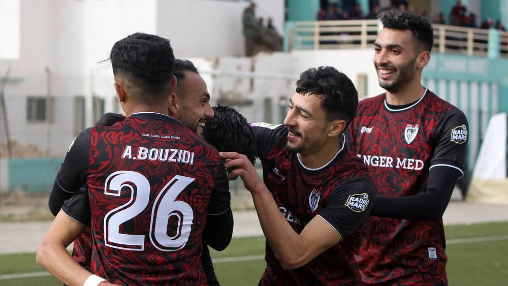 البطولة 2/ المغرب التطواني "المتصدر" يعود بانتصار "ثمين" من خنيفرة وجمعية سلا تنهزم على أرضها أمام ر.بني ملال