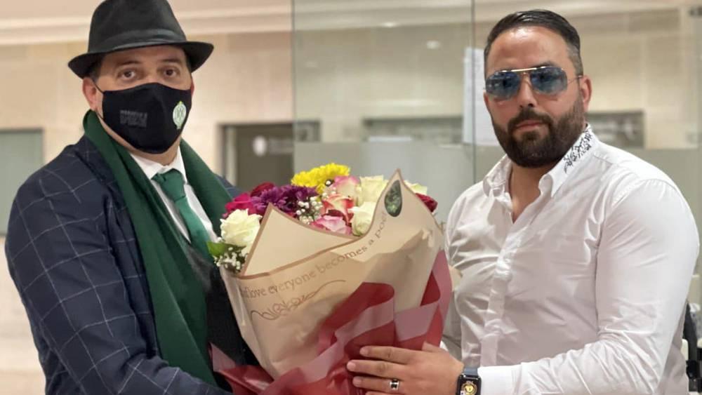 مسؤولو وفاق سطيف يستقبلون بعثة الرجاء بـ"الورود" بعد وصولها للجزائر