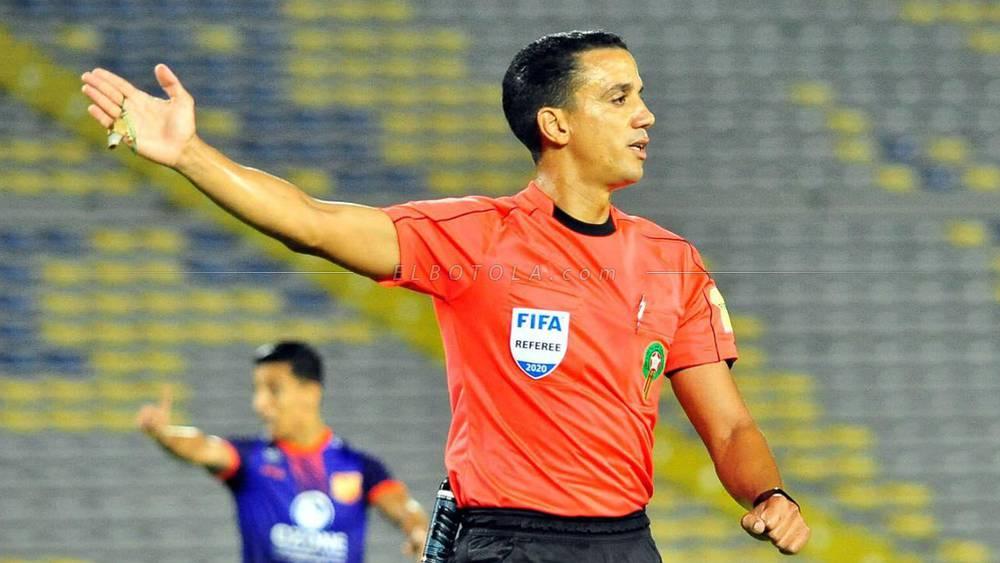 "الكاف" يُسند مهمة إدارة مباراة بيراميدز والصفاقسي لطاقم تحكيمي مغربي يقوده عادل زوراق