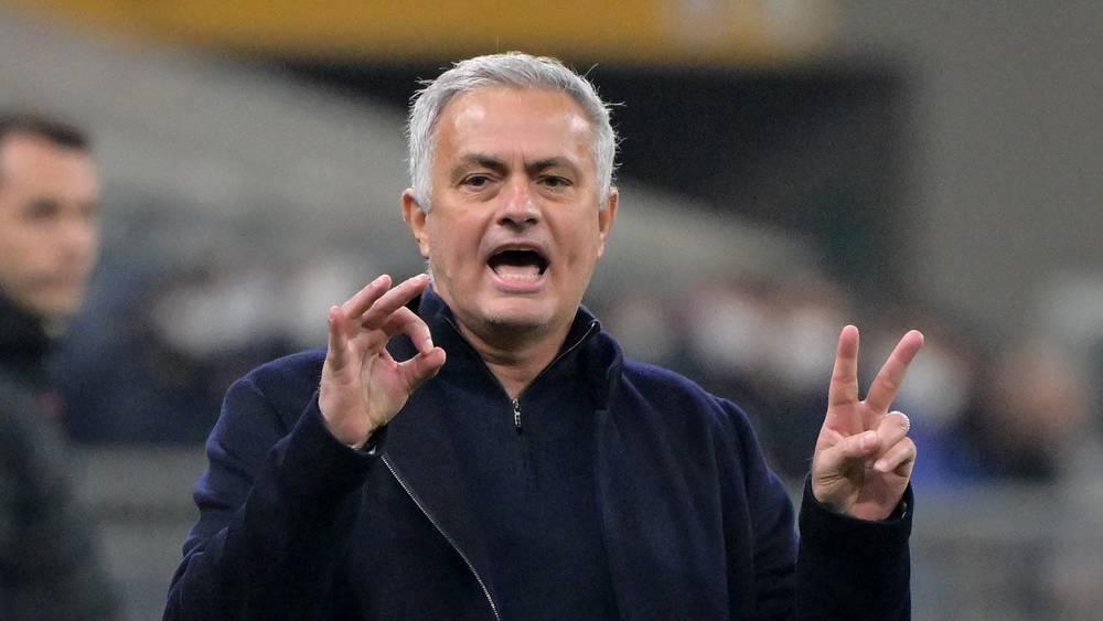 إيقاف مورينيو لمباراتين بسبب احتجاجه "الساخر" على حكم لقاء روما وفيرونا