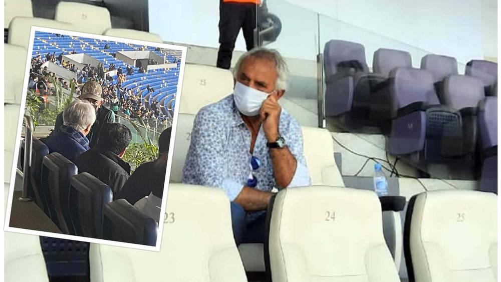 خليلوزيتش يُتابع مباراة الرجاء وحوريا وينخرط في حديثٍ مع الزنيتي بالمدرجات