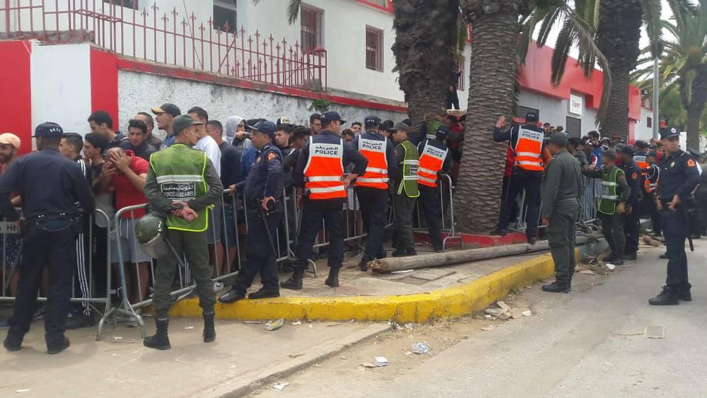 جماهير الوداد تحل بمركب بنجلون في انتظار طرح تذاكر مباراة يوسفية برشيد