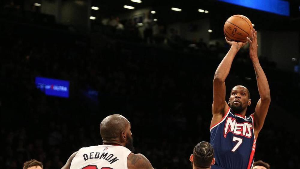 NBA: Miami gâche le retour de Durant, Doncic mate les Warriors