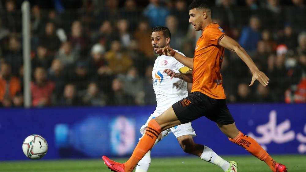 نهضة بركان: "نستنكر السلوكات اللا رياضية لمحسن متولي تجاه الجماهير وندعو للضرب بيد من حديد على من يسعى لخلق الفتنة وإثارة الشغب"