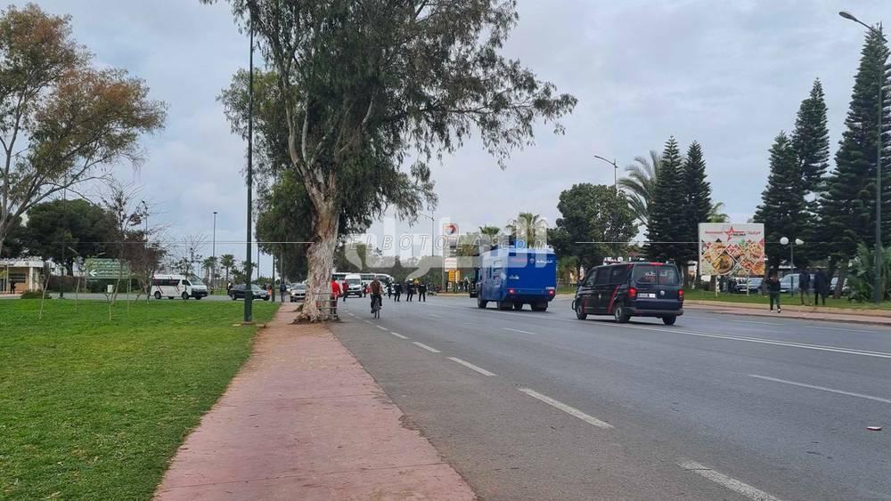 رجال الأمن يمنعون العبور صوب محيط "ملعب الرباط" بعد أحداث شغب مواجهة الجيش والماص
