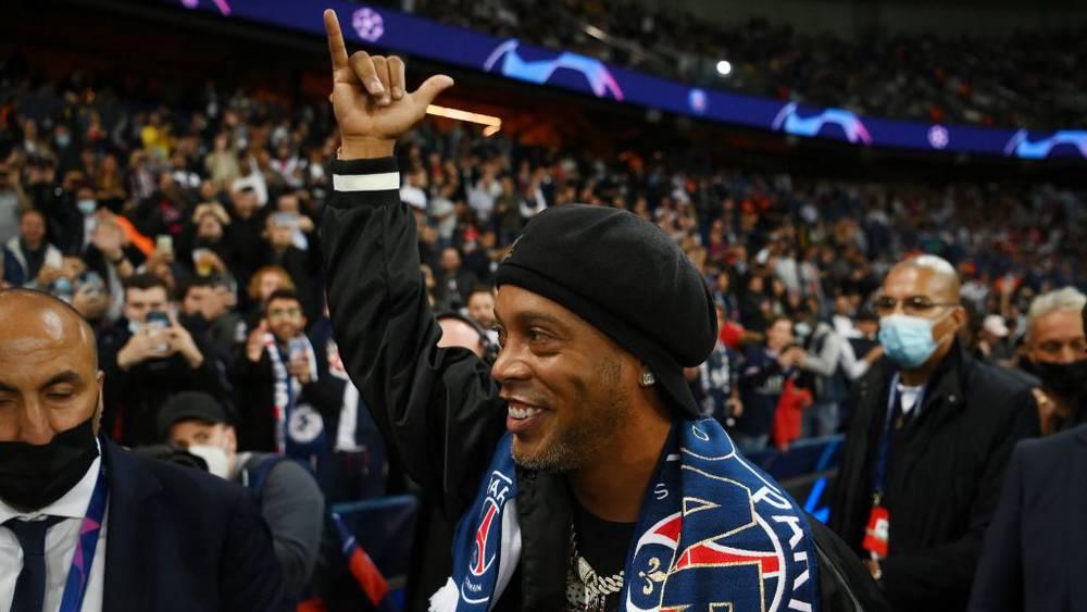 رونالدينيو يقف في صف ميسي على حساب جماهير باريس سان جيرمان