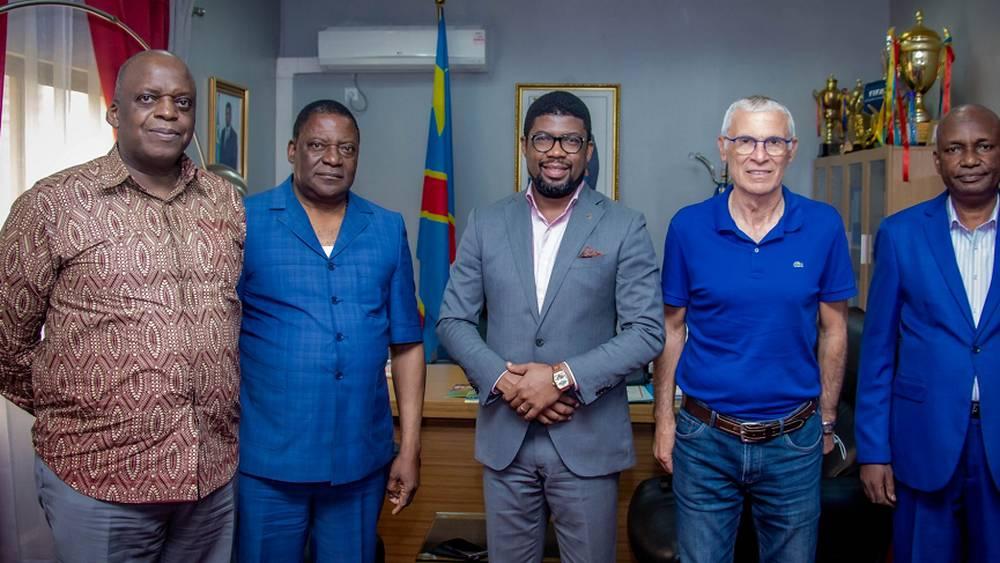 وزير الرياضة للكونغو الديمقراطية يزور تداريب "رفاق مالانغو" ويجتمع بكوبر لتحفيزهم قبل ملاقاة المغرب