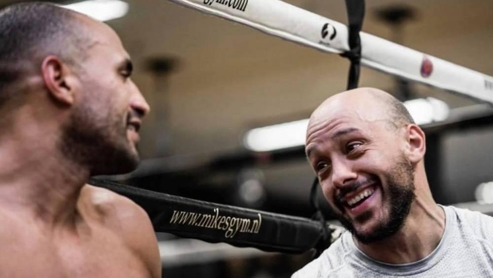 مدرب هاري ينفي رغبته في عدم مواصلة القتال: "بدر أراد خوض الجولة الثالثة.. لقد شعر بخيبة أمل لكن إيقاف النزال كان ضروريًا"