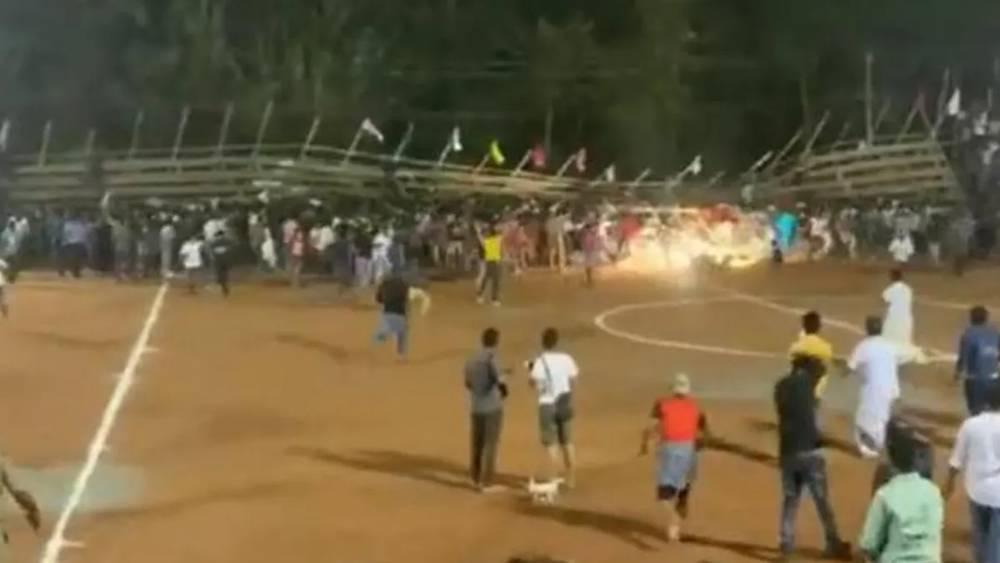 بالفيديو/ انهيار مدرج في مباراة لكرة القدم بالهند يتسبب في إصابة أزيد من 200 شخص!