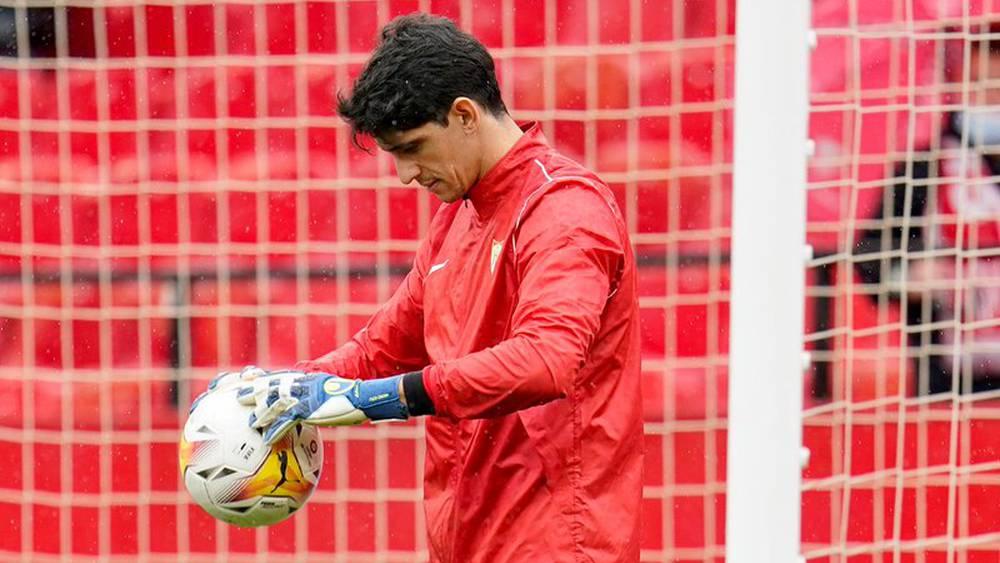 قبل مواجهتيْ الكونغو الديمقراطية.. إصابة في عملية الإحماء تُبعد بونو عن مباراة إشبيلية وريال سوسيداد