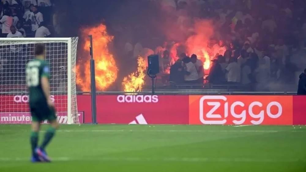Les fans de l'Ajax frôlent le drame en incendiant leur tribune