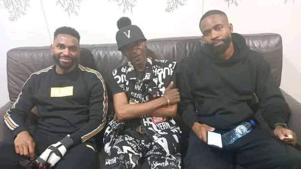 الهدّاف الكونغولي باكامبو يلتقي بأشهر "زعيم روحي" في بلاده قبل مواجهة المغرب