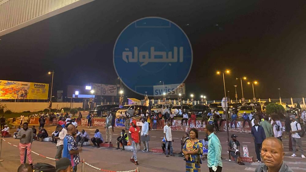 العشرات من جماهير الكونغو الديمقراطية تتواجد أمام مطار "كينشاسا" قبل وصول المنتخب المغربي في غياب عناصر الأمن!