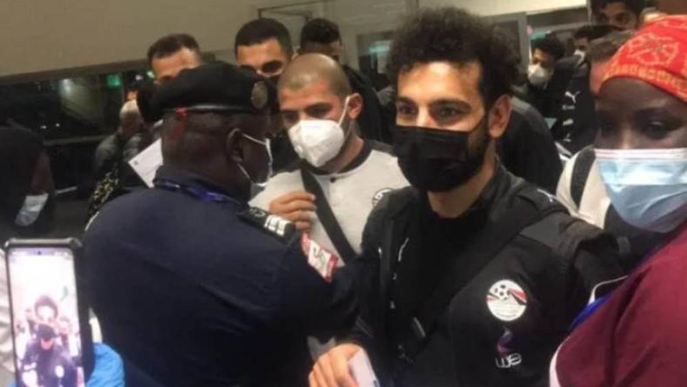 جماهير السنغال تستقبل بعثة مصر بالسُباب ومصطفى محمد يرد على "مشجعة"