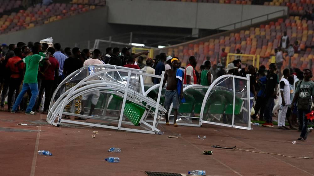 بتحطيم ملعب "أبوجا" ومحاولة البطش باللاعبين.. جماهير نيجيريا تظهر غضبها "العارم" على خسارة تذكرة المونديال