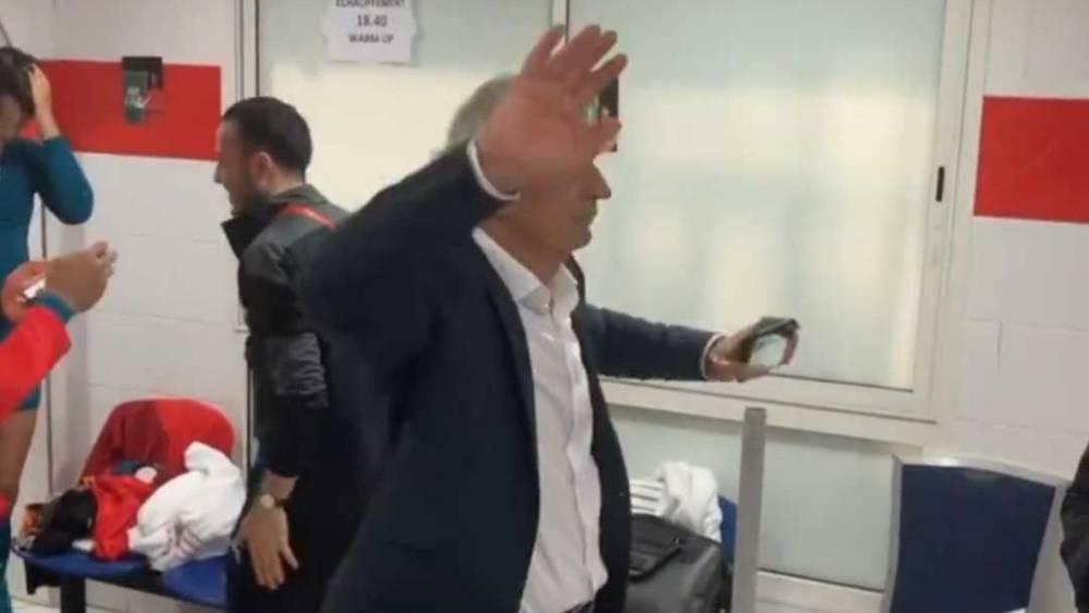 خليلوزيتش "يرقص" بمستودع ملابس المنتخب بعد التأهل إلى المونديال